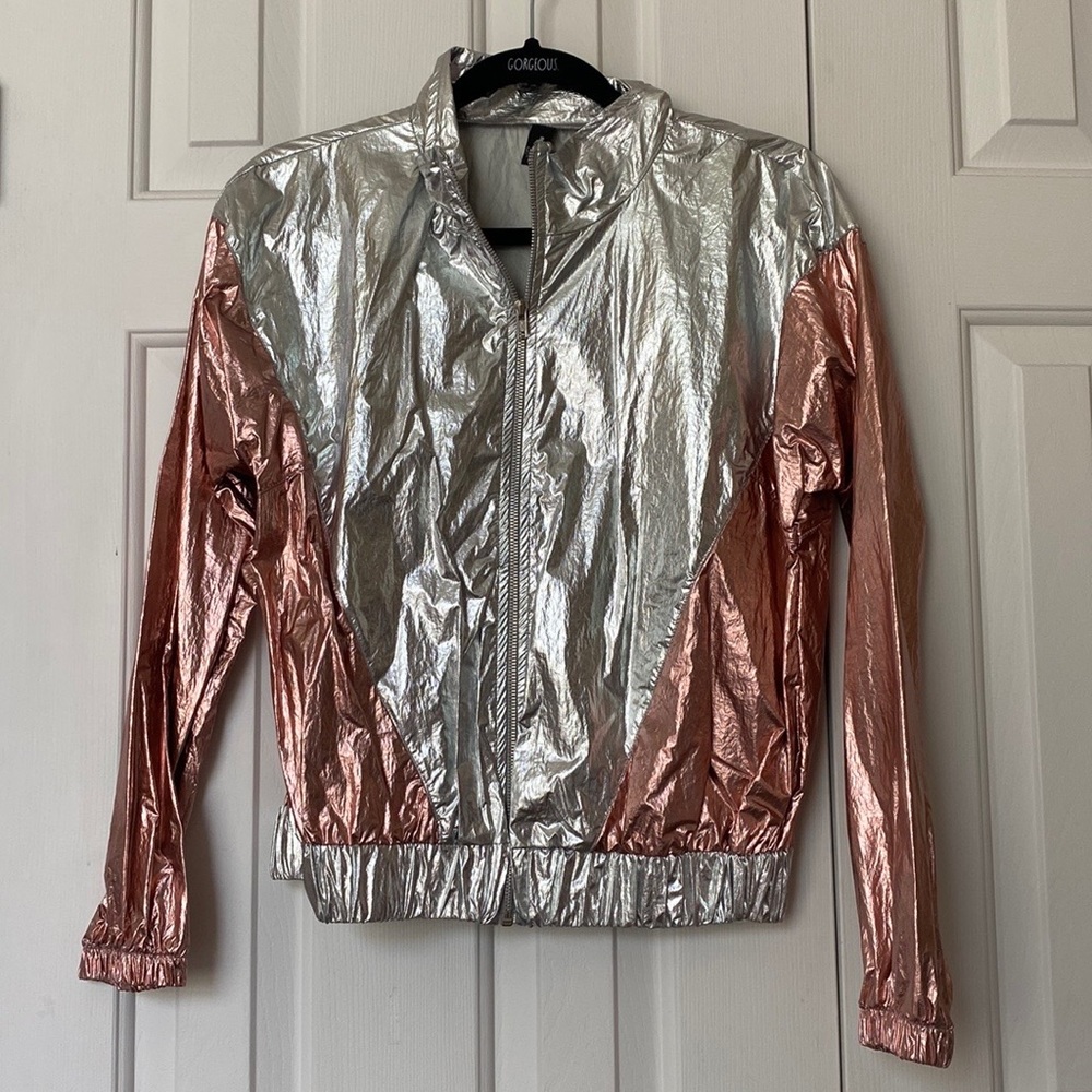Nice jacket size M. It’s form a brand called Cuidado con el Perro. Never worn.